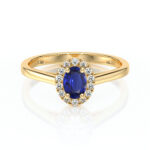 Bague en or avec un saphir bleu oval, entouré de diamants brillants, design élégant et intemporel, idéale pour une proposition ou un cadeau spécial, bijou de luxe.
