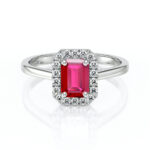 Bague en argent avec un sertissage en diamants entourant un magnifique rubis rectangulaire. Parfaite pour des occasions spéciales, cette bague combine l'élégance et le luxe, idéale pour un engagement ou un cadeau précieux. Modèle avec diamant.