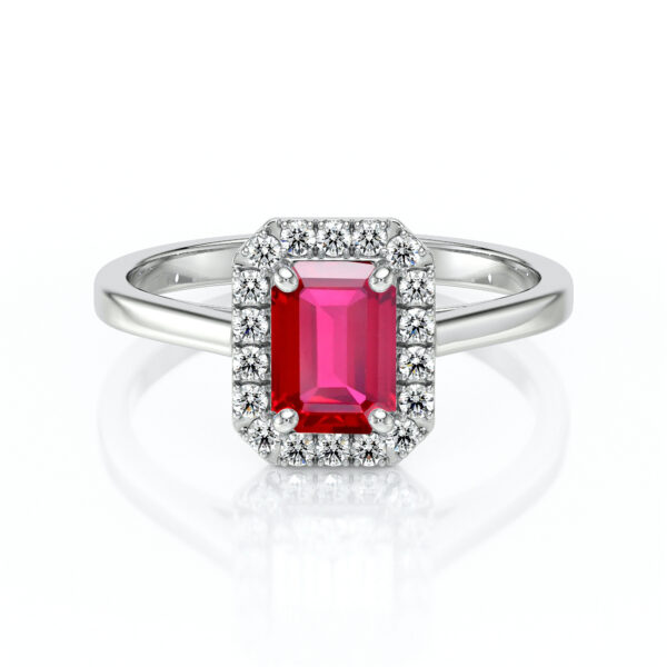 Bague en argent avec un sertissage en diamants entourant un magnifique rubis rectangulaire. Parfaite pour des occasions spéciales, cette bague combine l'élégance et le luxe, idéale pour un engagement ou un cadeau précieux. Modèle avec diamant.