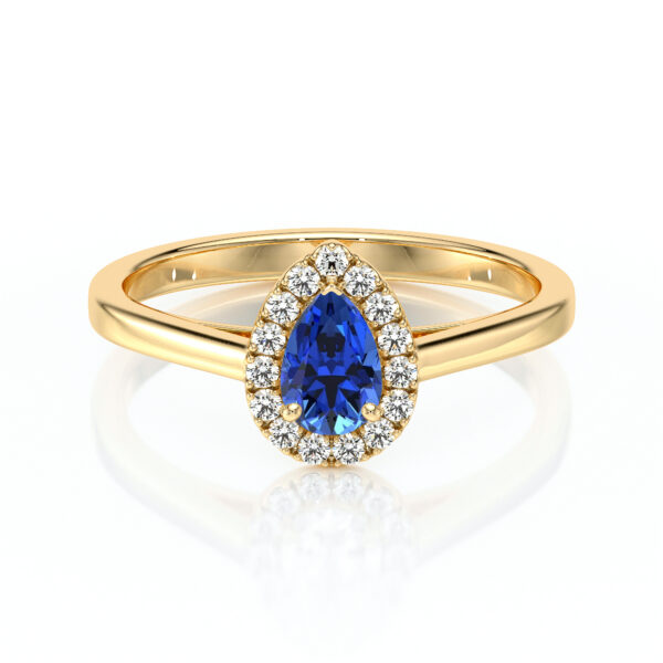Bague en or avec un centre en saphir bleu en forme de poire, entouré de diamants étincelants, parfaite pour une demande en mariage ou une occasion spéciale, mettant en valeur le luxe et l'élégance.