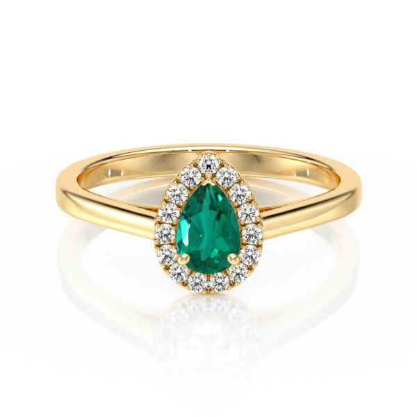 Bague en or avec une pierre précieuse en forme de poire couleur verte ornée de diamants scintillants, représentant l'élégance et le luxe. Parfaite pour des occasions spéciales, cette bague associe un design classique à une touche moderne, idéale pour les demandes en mariage ou comme pièce maîtresse de collection de bijoux.