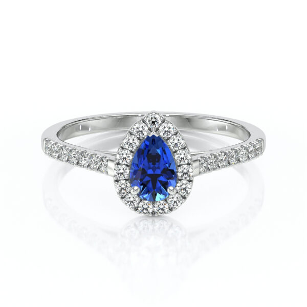 Bague en or blanc sertie d'un saphir en forme de poire, entouré de diamants sur toute la longueur de l'anneau, mettant en valeur un design élégant et sophistiqué, parfaite pour une proposition ou une occasion spéciale. Modèle + diamant.