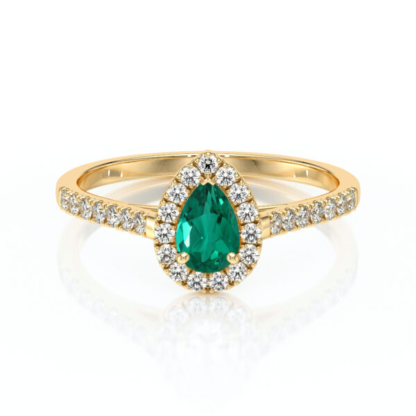 Bague en or jaune ornée d'une magnifique pierre précieuse en forme de poire, de couleur verte, entourée de diamants étincelants. Ce bijou élégant est parfait pour les fiançailles ou les occasions spéciales, alliant le luxe et le raffinement. Modèle : bague en or avec diamant.
