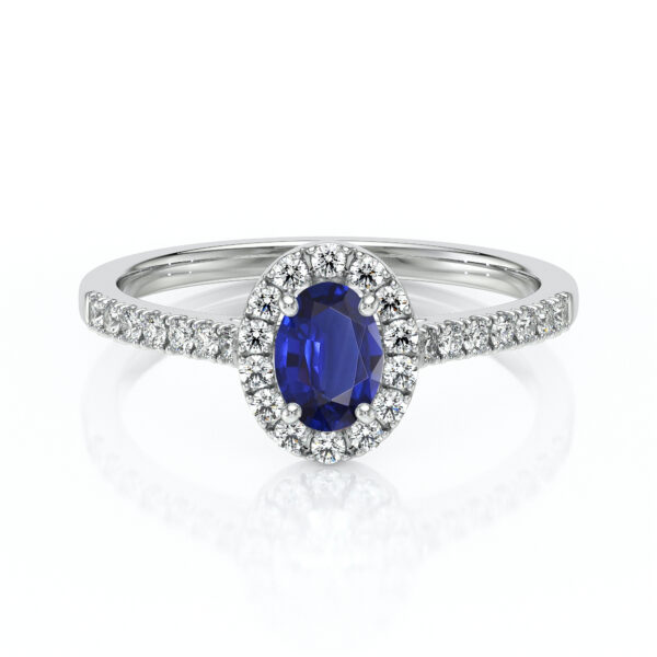 Bague en or blanc avec un saphir ovale central entouré de diamants brillants. Design élégant et raffiné, idéale pour des fiançailles ou comme bijou de luxe, mettant en valeur la beauté du saphir. Modèle + diamant.