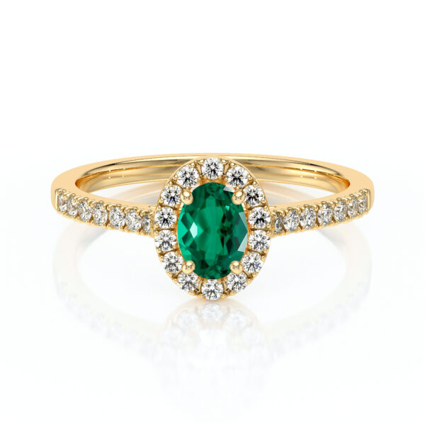 Bague en or jaune avec un élégant saphir vert oval entouré de diamants brillants, idéale pour une bague de fiançailles ou de mariage. Design raffiné et moderne, mettant en valeur le contraste entre le vert éclatant et l'or, parfait pour les amateurs de bijoux uniques et sophistiqués.