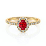 Bague de fiançailles en or avec un rubis ovale au centre, entouré de diamants brillants. Design élégant et romantique idéal pour une proposition ou un cadeau spécial. Bague en or et diamant, bijou de luxe.