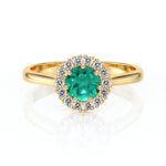 Bague en or avec un design élégant, dotée d'une pierre précieuse turquoise ronde au centre entourée de diamants scintillants, idéale comme bijou de fiançailles ou pour un cadeau raffiné, modèle + diamant.