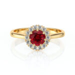 Bague en or jaune avec un magnifique rubis central entouré de diamants scintillants en forme de fleur, idéale pour les fiançailles ou les occasions spéciales. Modèle élégant et intemporel pour un bijou précieux.
