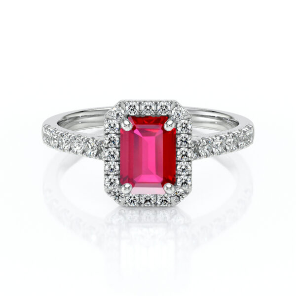 Bague en or blanc ornée d'un saphir rose émeraude, entouré de diamants étincelants. Chaque détail met en valeur le modèle moderne et élégant de la bague, idéale pour un engagement ou une occasion spéciale. Ce bijou est un accessoire parfait alliant luxe et finesse.