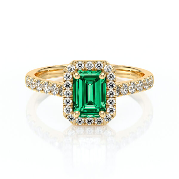 Bague en or avec un diamant émeraude au centre, entourée de petits diamants scintillants, modèle élégant et luxueux, idéale pour des occasions spéciales comme les fiançailles ou les anniversaires, mettant en avant une gemme de couleur verte vibrante qui attire le regard.