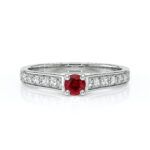 Bague en argent avec un magnifique rubis central et des diamants incrustés sur les côtés, modèle élégant et contemporain, parfaite pour une occasion spéciale ou un cadeau romantique.