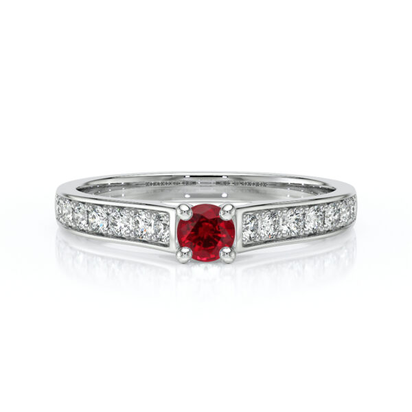 Bague en argent avec un magnifique rubis central et des diamants incrustés sur les côtés, modèle élégant et contemporain, parfaite pour une occasion spéciale ou un cadeau romantique.