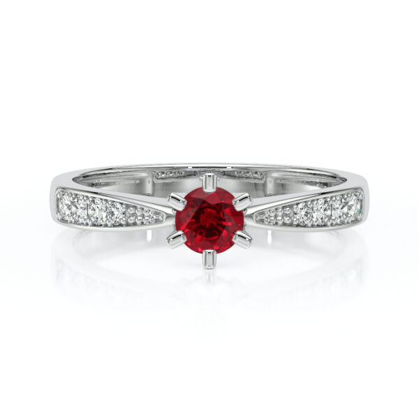 Bague en argent avec un rubis rond central et des diamants sur les côtés, modèle élégant et moderne, idéale comme bague de fiançailles ou bijou de luxe pour une occasion spéciale.