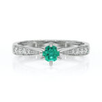 Bague en argent avec une pierre précieuse turquoise entourée de diamants, modèle élégant et moderne, idéale pour une demande en mariage ou une occasion spéciale, mettant en valeur le contraste entre la pierre centrale et les détails scintillants.