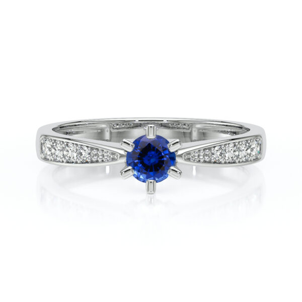 Bague en or blanc avec un diamant central bleu brillant entouré de petits diamants, design élégant et moderne, modèle de bijou parfait pour les fiançailles ou les occasions spéciales, scintillement captivant sur un fond blanc