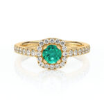 Bague en or avec un élégant diamant entouré d'un halo de zircons, mettant en valeur une belle pierre turquoise au centre. Idéale comme bague de fiançailles ou pour une occasion spéciale, cette pièce artisanale allie sophistication et éclat, parfaite pour un cadeau mémorable.