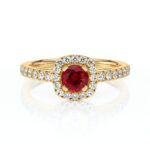 Bague en or jaune ornée d'un magnifique diamant rouge central, entouré de diamants éclatants sur la monture, idéale pour une proposition en mariage ou une occasion spéciale. Modèle + diamant, bague de luxe, bijou contemporain.