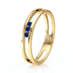 Bague en or jaune avec un design élégant, ornée de trois pierres précieuses bleues, idéale pour un style moderne et raffiné. Modèle luxueux pour les occasions spéciales, ajoutant une touche de sophistication à toute tenue.