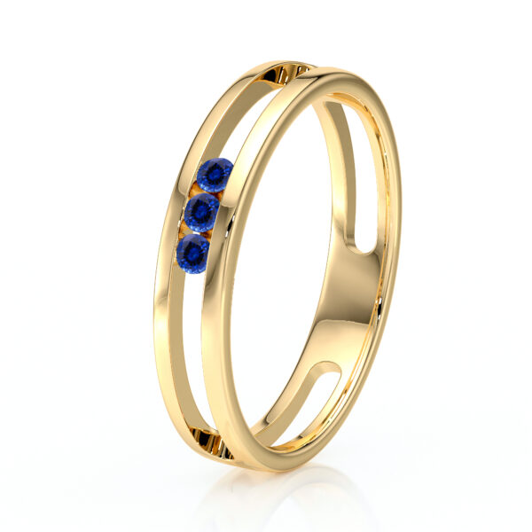 Bague en or jaune avec un design élégant, ornée de trois pierres précieuses bleues, idéale pour un style moderne et raffiné. Modèle luxueux pour les occasions spéciales, ajoutant une touche de sophistication à toute tenue.
