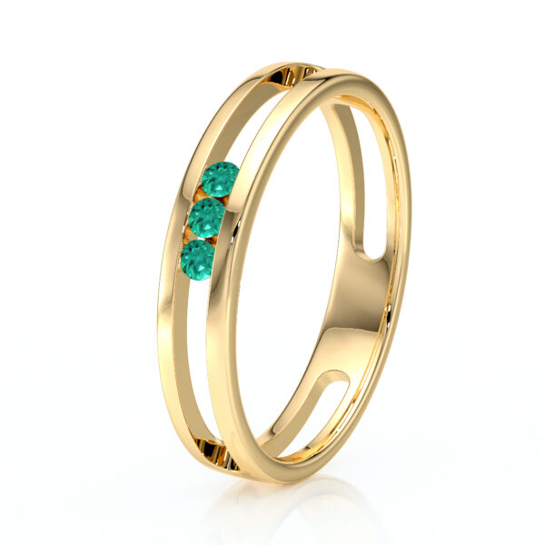 Bague en or avec design moderne, featuring deux bandes dorées entrecroisées ornées de trois pierres précieuses vertes. Un bijou élégant et contemporain idéal pour les occasions spéciales. Mode + Diamant.