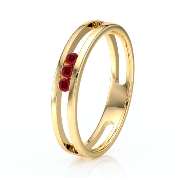 Bague en or jaune stylée avec des détails modernes, ornée de trois pierres rouges brillantes, parfaite pour les occasions spéciales. Modèle raffiné et élégant, idéal pour un cadeau ou un accessoire de mode.