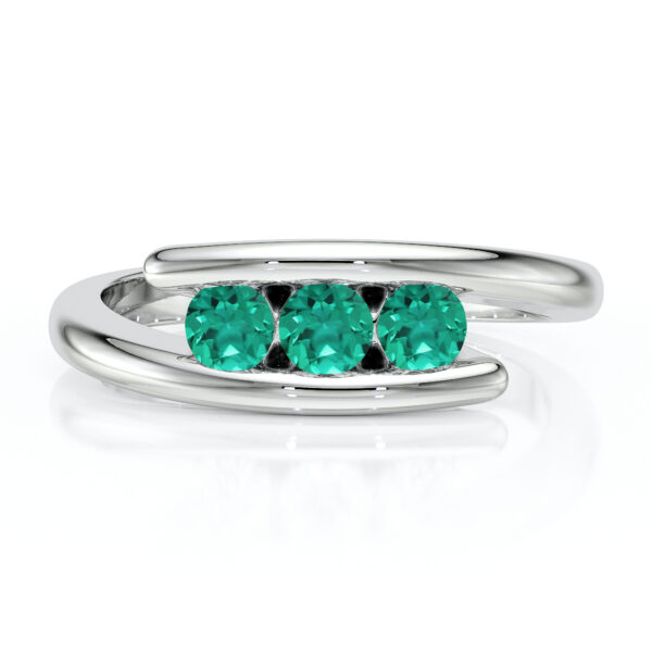 Bague élégante en argent, ornée de trois diamants ronds en pierre turquoise scintillants, parfaite pour un look chic et moderne. Idéale comme bague de fiançailles ou bijou de mode, offrant une touche de couleur saisissante et un design contemporain.