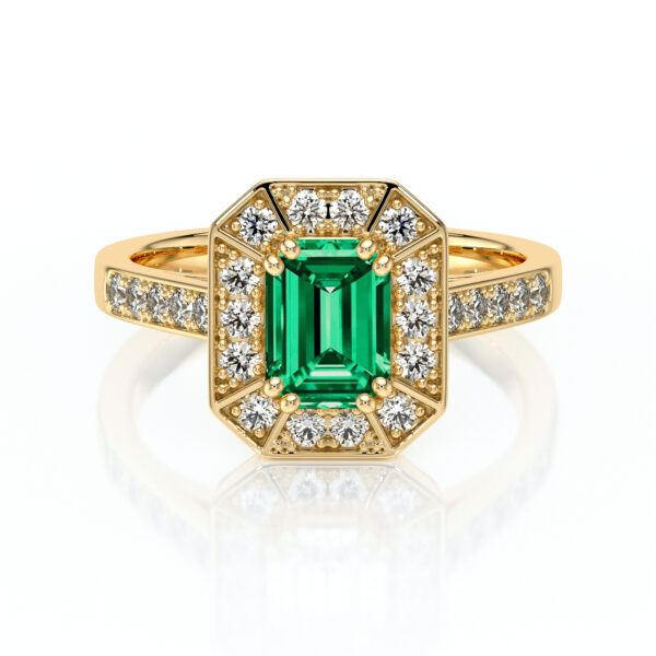 Bague en or avec une pierre précieuse émeraude à coupe émeraude entourée de diamants brillants, design vintage chic, idéale pour les fiançailles ou en tant que bijou de luxe, mettant en valeur l'élégance et le raffinement.