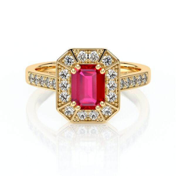 Bague en or avec une pierre précieuse centrale en rubis de coupe émeraude, entourée de diamants disposés en forme octogonale, sur une monture délicate ornée de diamants sur les côtés, parfaite pour les fiançailles ou un cadeau spécial.