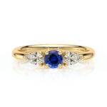 Bague en or avec un saphir central bleu accompagnée de deux diamants en forme de poire, alliant élégance et sophistication. Parfaite pour une demande en mariage ou comme bijou de luxe. Modèle unique avec une brillance exceptionnelle et un style intemporel.