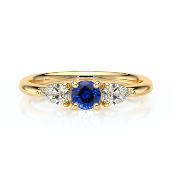 Bague en or avec un saphir central bleu accompagnée de deux diamants en forme de poire, alliant élégance et sophistication. Parfaite pour une demande en mariage ou comme bijou de luxe. Modèle unique avec une brillance exceptionnelle et un style intemporel.