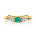Bague en or avec un diamant central émeraude entouré de deux diamants en forme de poire, créant un design élégant et moderne, parfait pour des occasions spéciales comme les fiançailles ou les anniversaires. Modèle + diamant.