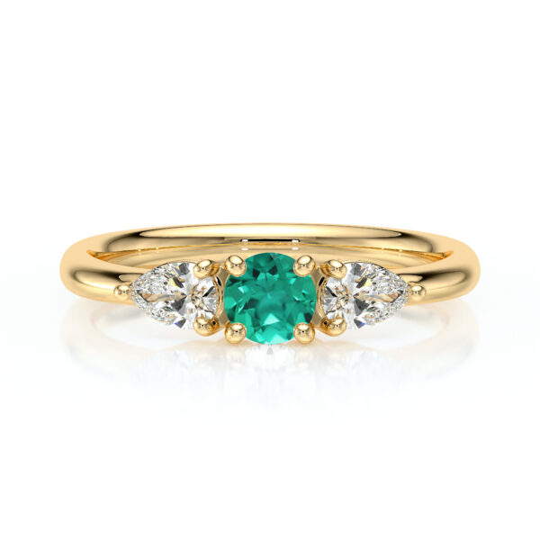 Bague en or avec un diamant central émeraude entouré de deux diamants en forme de poire, créant un design élégant et moderne, parfait pour des occasions spéciales comme les fiançailles ou les anniversaires. Modèle + diamant.