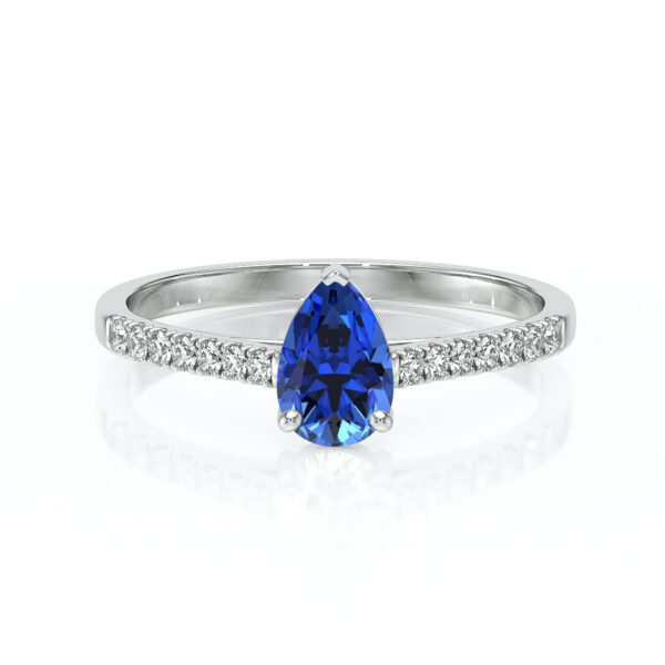 Bague en diamant avec une pierre précieuse en forme de poire, de couleur bleue, sertie en centre, accompagnée de diamants scintillants sur la bande en argent. Cette magnifique bague est idéale pour une demande en mariage ou une occasion spéciale, symbolisant l'élégance et l'amour éternel.