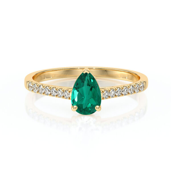 Bague en or avec une pierre précieuse en forme de poire, de couleur verte, sertie au centre, accompagnée de diamants scintillants sur le bandeau, symbolisant l'élégance et le luxe, parfaite pour un engagement ou une occasion spéciale.