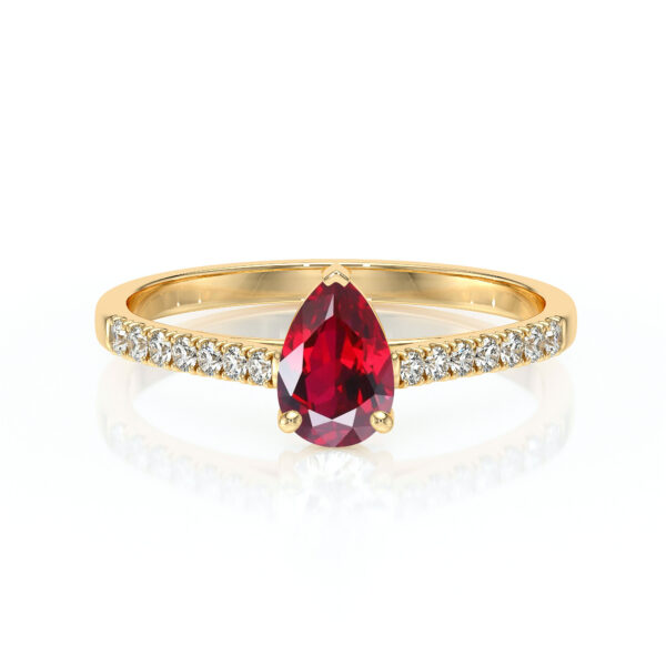 Bague en or avec un rubis en forme de poire au centre entouré de diamants, idéale pour une proposition de mariage ou un cadeau spécial, offrant un éclat raffiné et une touche d'élégance.