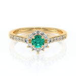 Bague en or avec un design floral, mettant en avant une pierre précieuse verte au centre, entourée de diamants scintillants, idéale pour des fiançailles ou un cadeau spécial, modèle + diamant.