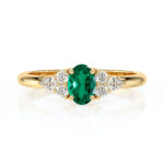 Bague en or avec un magnifique saphir vert oval au centre, entouré de diamants brillants en forme de poire, parfaite pour les fiançailles ou une occasion spéciale, modèle + diamant.