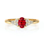 Bague en or avec un magnifique rubis ovale central, entouré de diamants brillants en forme de poire, symbolisant l'élégance et la sophistication. Parfaite pour les fiançailles ou un cadeau spécial, cette bague associe un design classique à une touche moderne, idéale pour chaque occasion.