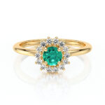 Bague en or avec une pierre précieuse turquoise centrale entourée de diamants scintillants, modèle élégant et sophistiqué, idéale pour une occasion spéciale ou un engagement, mettant en valeur une esthétique intemporelle avec une touche de modernité.