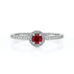 Bague en or blanc ornée d'un magnifique diamant central rouge entouré de diamants éclatants. Idéale pour une demande en mariage ou un cadeau spécial, cette bague allie élégance et glamour, mettant en valeur le modèle éblouissant et le contraste du diamant rouge et des diamants incolores.