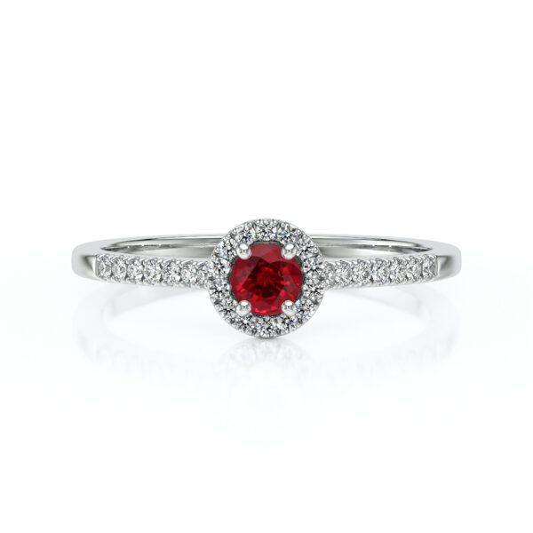 Bague en or blanc ornée d'un magnifique diamant central rouge entouré de diamants éclatants. Idéale pour une demande en mariage ou un cadeau spécial, cette bague allie élégance et glamour, mettant en valeur le modèle éblouissant et le contraste du diamant rouge et des diamants incolores.