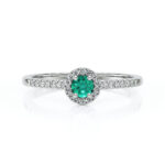 Bague élégante en argent avec un centre en émeraude ronde entourée de diamants scintillants, parfaite pour les fiançailles ou un cadeau spécial, modèle en argent et diamant