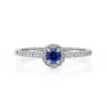Bague en argent avec un superbe saphir bleu central entouré de diamants étincelants, idéale pour une demande en mariage ou un cadeau spécial. Ce modèle élégant et raffiné met en valeur la beauté du saphir tout en ajoutant une touche de brillance grâce aux diamants, parfait pour un style de vie luxueux.