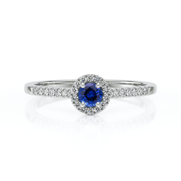Bague en argent avec un superbe saphir bleu central entouré de diamants étincelants, idéale pour une demande en mariage ou un cadeau spécial. Ce modèle élégant et raffiné met en valeur la beauté du saphir tout en ajoutant une touche de brillance grâce aux diamants, parfait pour un style de vie luxueux.