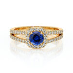 Bague en or avec un pendentif en saphir bleu central entouré de diamants, design élégant et sophistiqué, idéale pour une demande en mariage ou une occasion spéciale, mettant en avant la beauté d'une pierre précieuse sur un bijou durable.