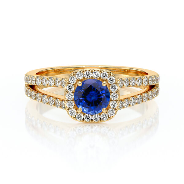 Bague en or avec un pendentif en saphir bleu central entouré de diamants, design élégant et sophistiqué, idéale pour une demande en mariage ou une occasion spéciale, mettant en avant la beauté d'une pierre précieuse sur un bijou durable.