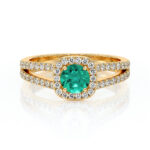 Bague en or avec un diamant central turquoise entouré de diamants scintillants, illustrant un design élégant et moderne, parfaite pour une demande en mariage ou un bijou spécial. Modèle + diamant.