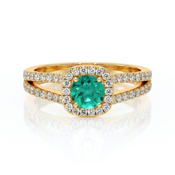 Bague en or avec un diamant central turquoise entouré de diamants scintillants, illustrant un design élégant et moderne, parfaite pour une demande en mariage ou un bijou spécial. Modèle + diamant.