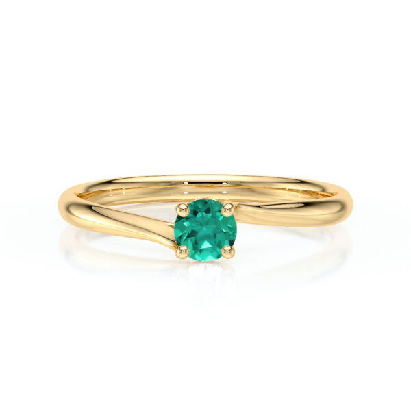 Bague en or jaune élégante avec une pierre précieuse turquoise ronde, modèle + diamant. Cette pièce unique allie le luxe et la modernité, parfaite pour des occasions spéciales ou comme bijou quotidien. Exprimez votre style avec cette bague qui met en avant la beauté du turquoise tout en étant accentuée par le brillant de l'or.