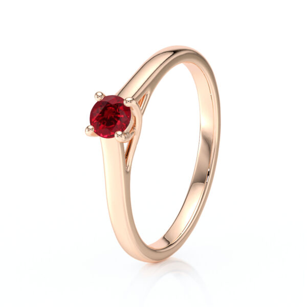 Bague en or rose avec un diamant rouge en forme ronde, conçue pour capturer l'élégance et le style. Ce modèle au design moderne est parfait pour les fiançailles, les occasions spéciales ou comme bijou de luxe. Découvrez cette pièce unique qui allie esthétique raffinée et qualité exceptionnelle.